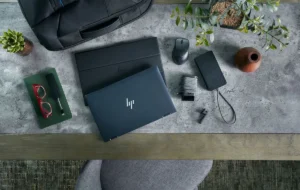 یک میز کار مرتب با لپتاپ، هدفون، کیبورد و پاوربانک
در مانی دکس